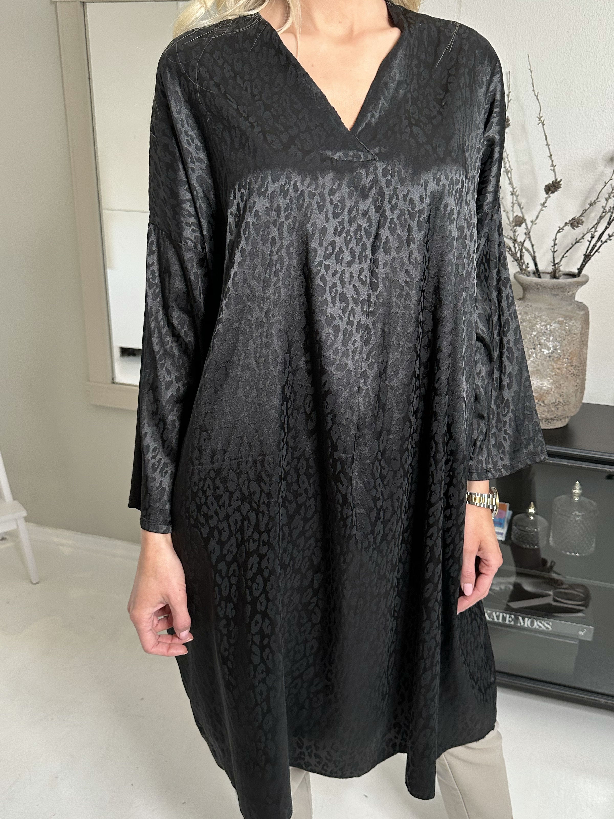 Telly - Tunica med leopardfläckar i silkeslook